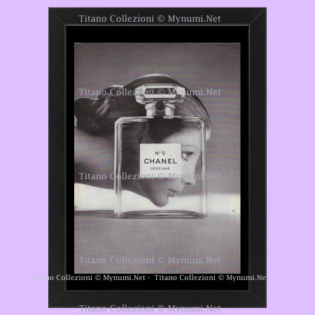 Anni '70  * Pubblicità Originale "Chanel, N° 5 Perfume, Donna Dietro la Bottiglia” Cornice